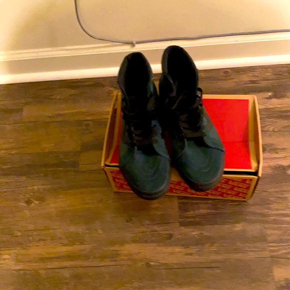 Men’s size 8.5 only worn once. Ask 60.00 obo. - Picture 2 of 5